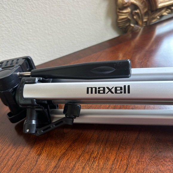 Maxell camera tripod with extendable legs - Picture 2 of 6